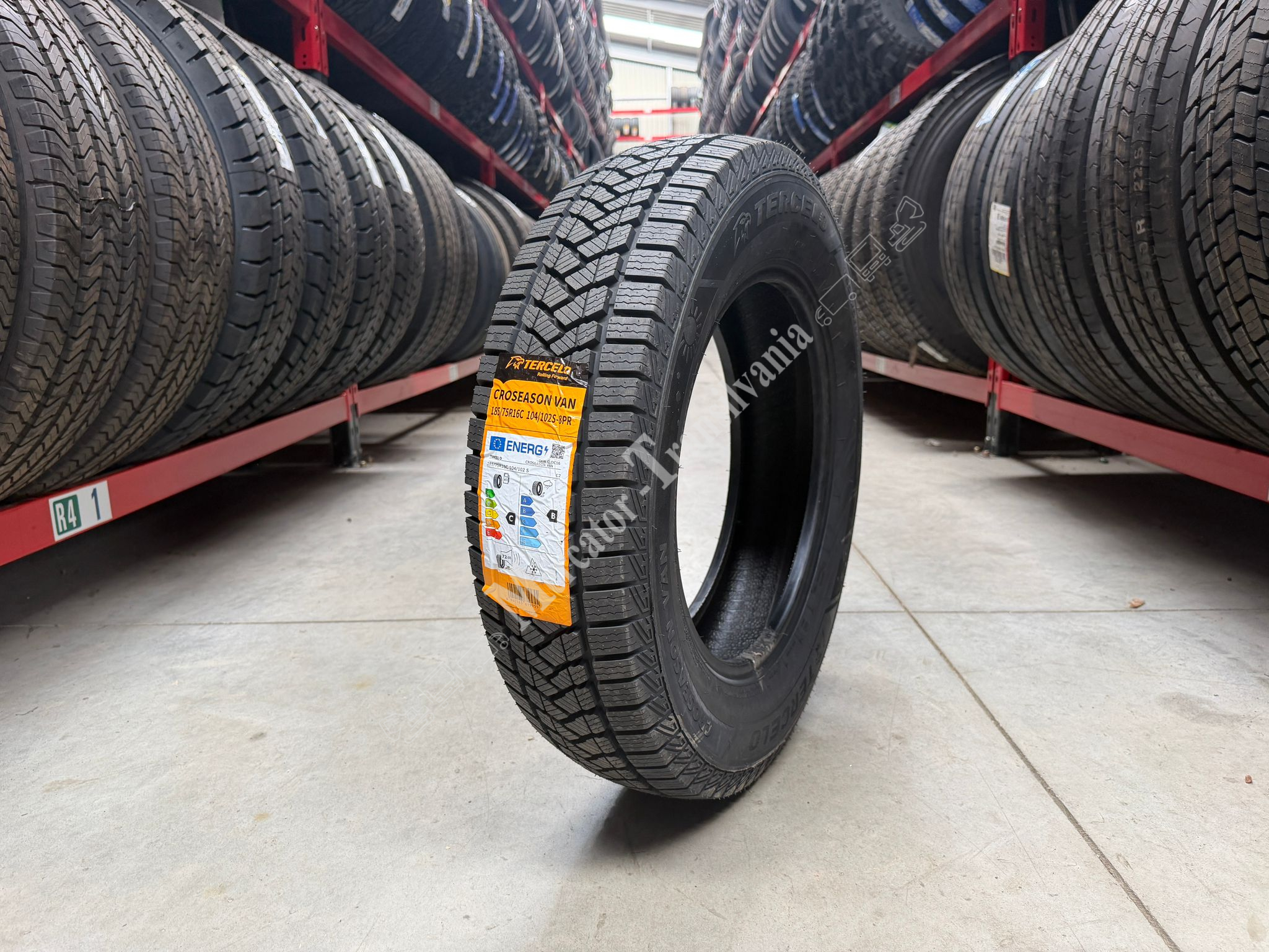 (NOUA) Tercelo Croseason Van 185/75R16C