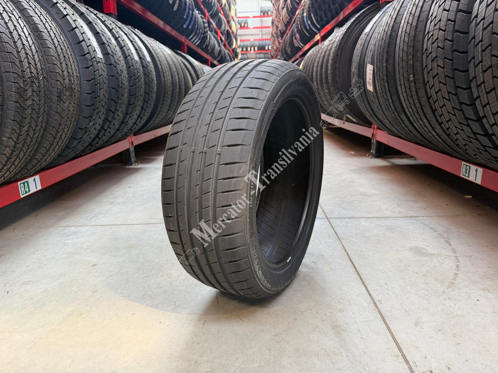 (NOUA) Sunny SportMacro NA305 235/45R18-